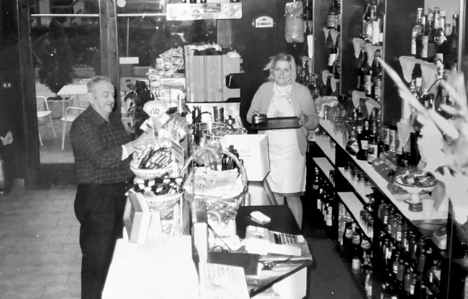 Foto storica in bianco e nero della bottega di famiglia, anni del dopoguerra